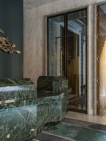 Luxuriöse Lobby mit Marmor und kunstvoller Dekoration im Nolinski Paris.