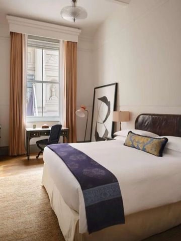 Geräumiges Schlafzimmer mit Doppelbett und stylischer Einrichtung