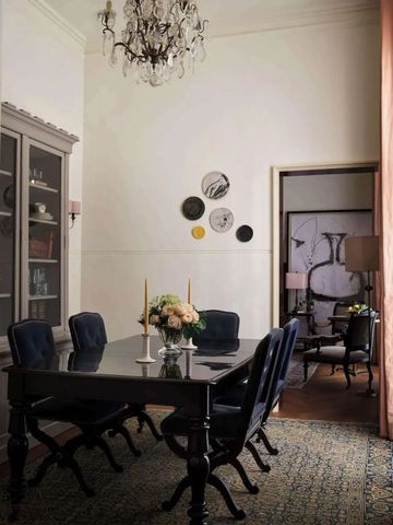 Elegantes Esszimmer mit einem Tisch für vier und stilvoller Dekoration.