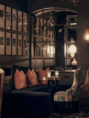 Gemütliche Hotelbar mit stimmungsvoller Beleuchtung