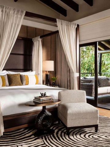 Himmelbett in edlem Zimmer mit Balkon und Dschungelblick