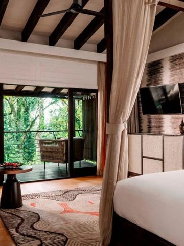 Luxuszimmer mit Balkon und Panoramablick auf den umliegenden Dschungel