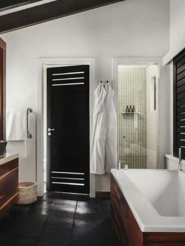 Luxuriöses Badezimmer mit freistehender Badewanne und eleganten Holzakzenten