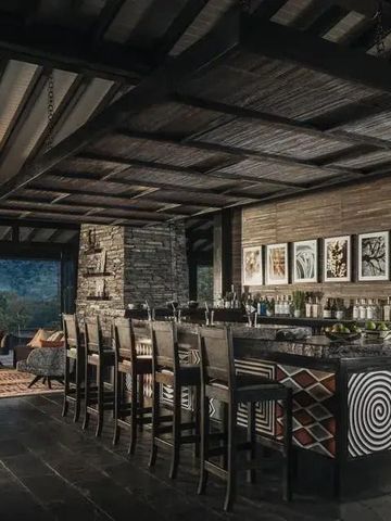 Elegante Bar mit Blick auf die umgebende Natur