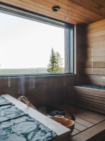 Private Sauna der Master Suite mit Holzbänken und großem Fenster zum Wald