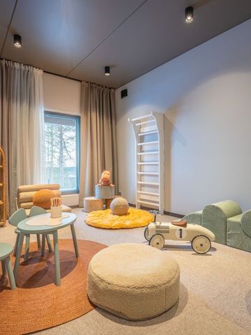 Spielzimmer für Kinder mit kleinen Möbeln, Bällebad und Spielzeug