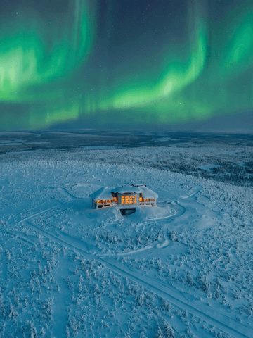Visualisierung: Luftbild der einzeln stehenden Villa im verschneiten Fjell unter Nordlichtern