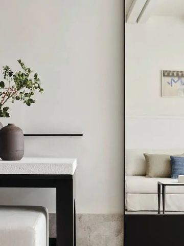 Moderne Loungeecke mit minimalistischem Design und Pflanzen