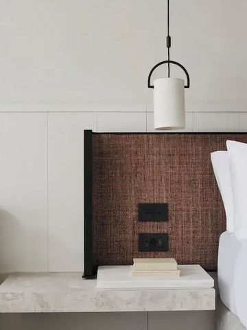 Gemütliches Hotelzimmer mit zeitgemäßem Dekor und Wandbeleuchtung