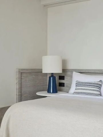 Hotelzimmer mit stilvollem kopfteil und moderner Beleuchtung