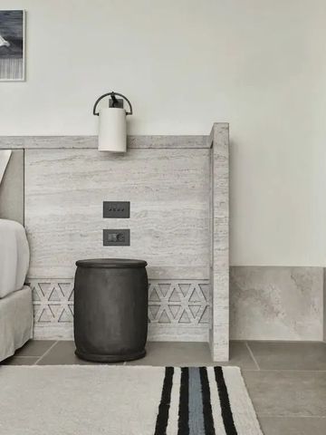 Elegantes Hotelzimmer mit modernem Design und kunstvoller Wanddekoration