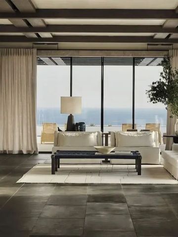 Luxuriöser Wohnbereich mit Meerblick durch große Fenster
