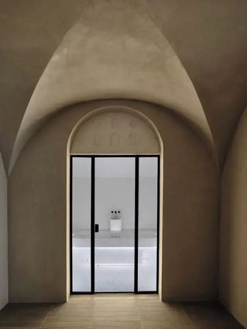 Minimalistisches Spa mit schlichter Gestaltung und harmonischer Atmosphäre