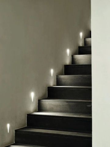 Moderne Treppe mit stilvoller Beleuchtung entlang der Stufen