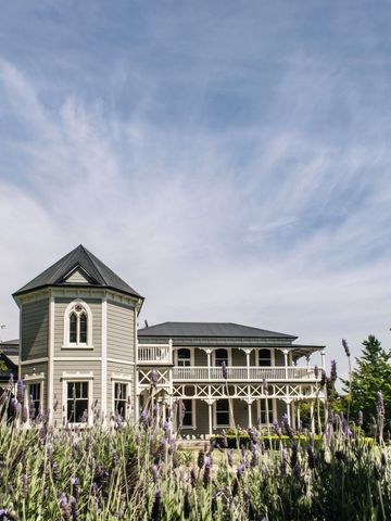 Elegante Hotelarchitektur mit Turm und umliegenden Lavendelbüschen