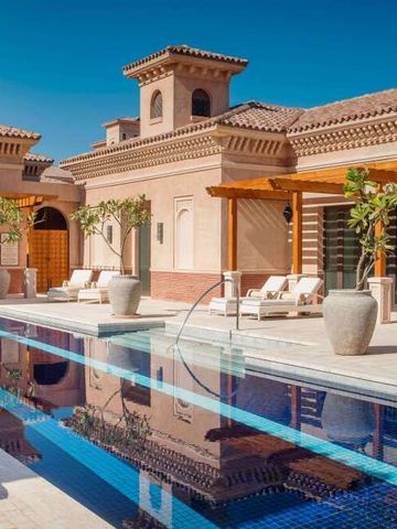 Luxuriöser Poolbereich mit stilvollen Liegen und mediterraner Architektur.