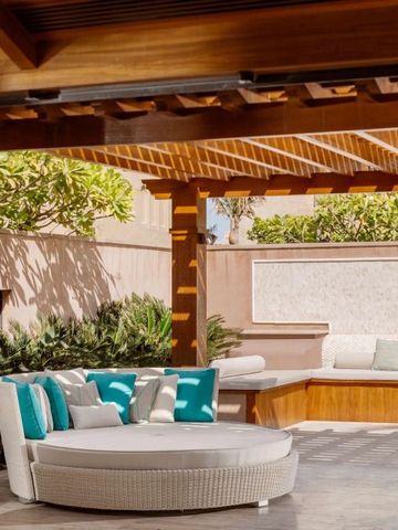 Sonnendurchflutete Terrasse mit stilvoller Lounge in warmen Holztönen