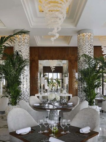 Elegantes Restaurantinterieur mit luxuriösem Dekor und Pflanzen