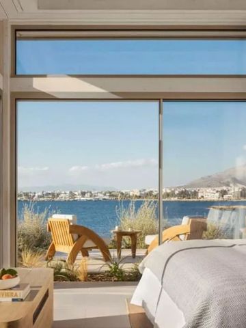Helles Zimmer mit Panoramablick auf das blaue Meer und moderne Möbel