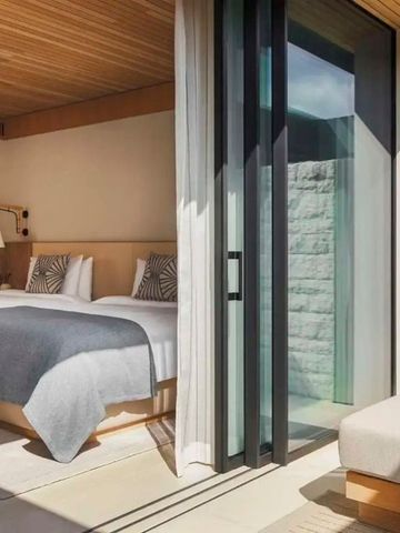 Moderne Suite mit hellem Dekor und Zugang zu privater Terrasse