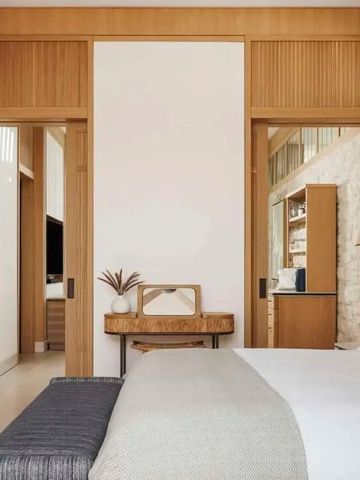 Ruhiges Schlafzimmer mit Holzakzenten und modernem Design