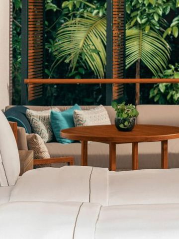 Elegant eingerichtetes Zimmer mit Blick auf tropische Vegetation