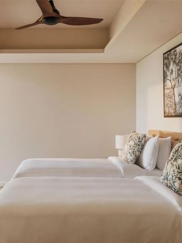 Elegantes Doppelzimmer mit modernen Dekorationselementen