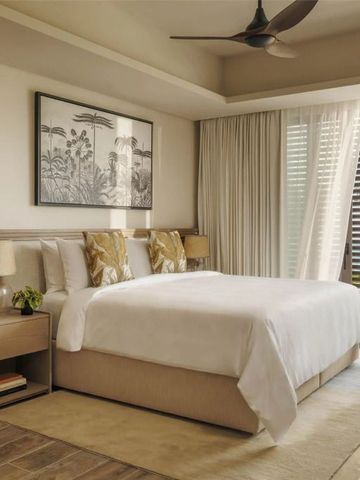 Sonniges Schlafzimmer mit Meeresblick und eleganter Einrichtung