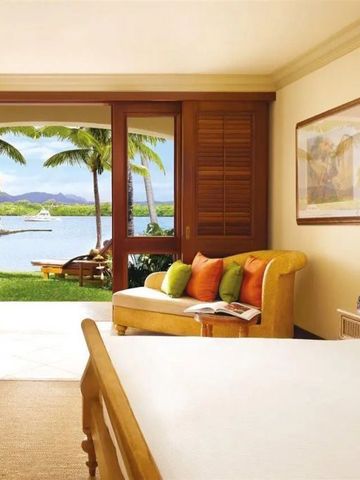 Geräumiges Zimmer mit Terrasse und Blick auf tropische Landschaft