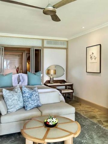 Elegantes Hotelzimmer mit Kingsize-Bett und stilvoller Einrichtung