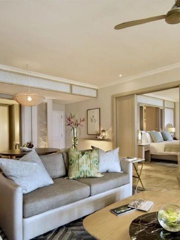 Helles Wohnzimmer einer Suite mit eleganter Dekoration und Möbeln