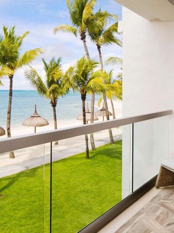 Balkon mit Meerblick und Palmen am Strand