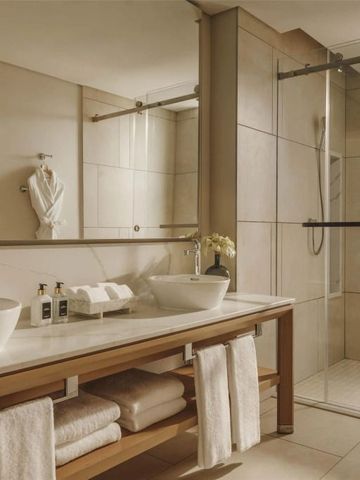 Moderne Badezimmerausstattung mit Dusche und Waschtisch