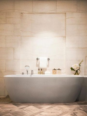 Freistehende Badewanne mit eleganter Einrichtung im Badezimmer