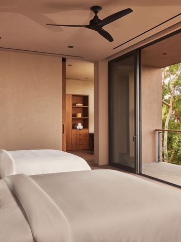 Geräumige Suite mit zwei Betten und Balkon inmitten von Bäumen