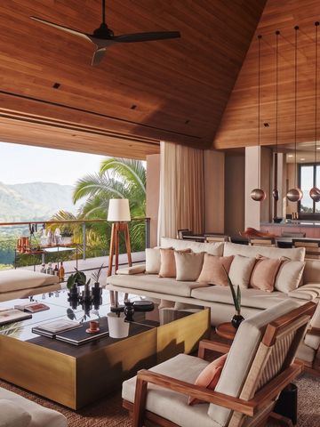 Exklusive Suite mit gemütlicher Sitzecke und Panoramablick.