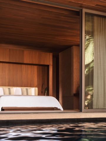Elegantes Schlafzimmer aus Holz mit Zugang zum privaten Pool.