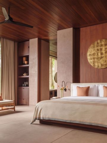 Großzügiges Schlafzimmer mit luxuriösen Dekor-Elementen aus Holz.