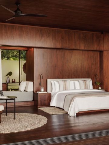 Wunderschönes Schlafzimmer mit hölzernem Interieur und gemütlichem Ambiente.
