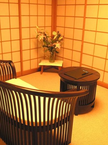 Traditionelles Zimmer mit Shoji-Wänden und modernen Möbeln