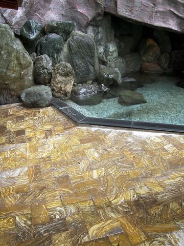 Natürliche Felsen und klarem Wasser im Außenbad
