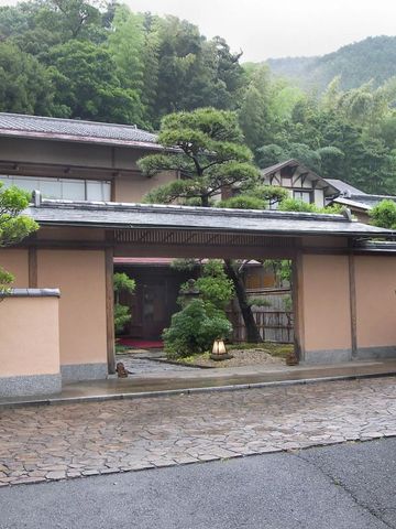 Traditionelle japanische Hotelarchitektur mit üppigem Garten im Hintergrund