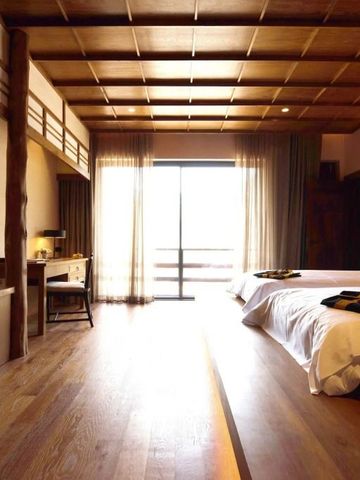 Helles Schlafzimmer mit luxuriösem Doppelbett und Balkonzugang