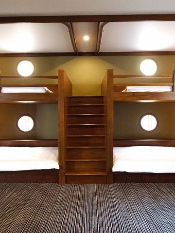 Zimmer mit Etagenbetten und Holzelementen
