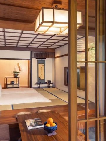 Traditionelles japanisches Zimmer mit Tatami-Matten und schlichter Eleganz.