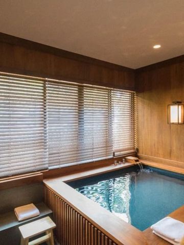Elegantes Onsen-Bad aus Holz mit entspannender Atmosphäre.