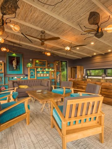 Elegante Lounge mit Holzmöbeln und stilvoller Dekoration