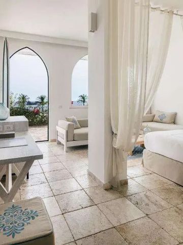 Geräumiges Zimmer mit privater Terrasse und Meerblick in heller Gestaltung