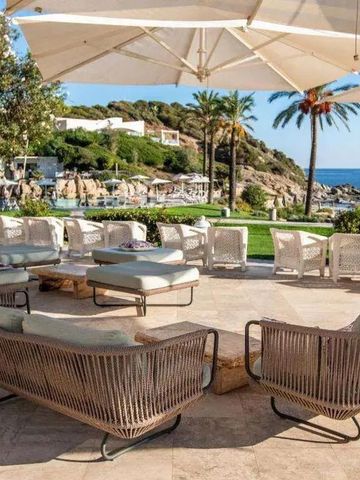 Terrasse mit stilvollen Sitzgelegenheiten und Meerblick im Hintergrund