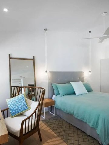 Elegantes Schlafzimmer mit gemütlichem Bett und Arbeitsbereich